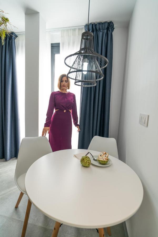 Riam Suites Apartamentos Los Palacios Y Villafranca Exteriör bild