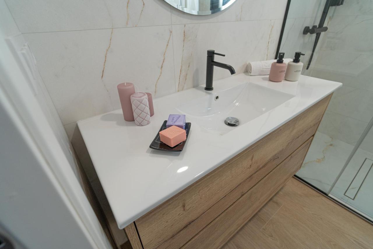 Riam Suites Apartamentos Los Palacios Y Villafranca Exteriör bild